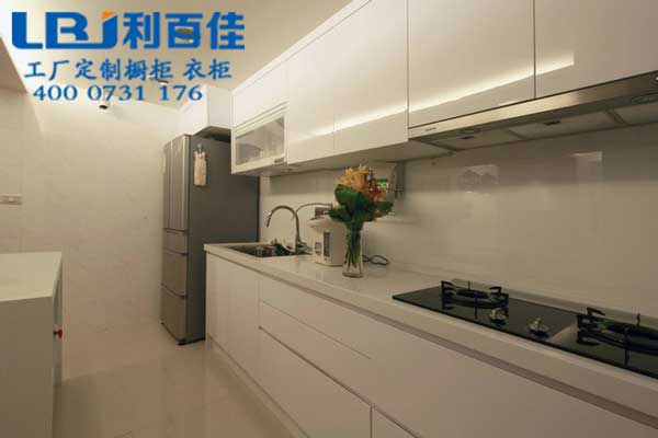 長(zhǎng)姿勢(shì)：烤漆櫥柜的優(yōu)缺點(diǎn)！