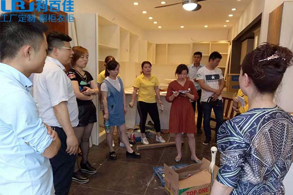 高建十佳品牌聯盟互相學習第一站——利百佳全屋定制