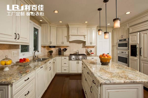 整體櫥柜定制和磚砌櫥柜哪個(gè)好？這樣比你就明白了