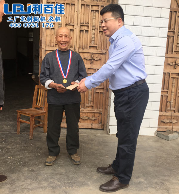 與抗戰英雄合影.jpg