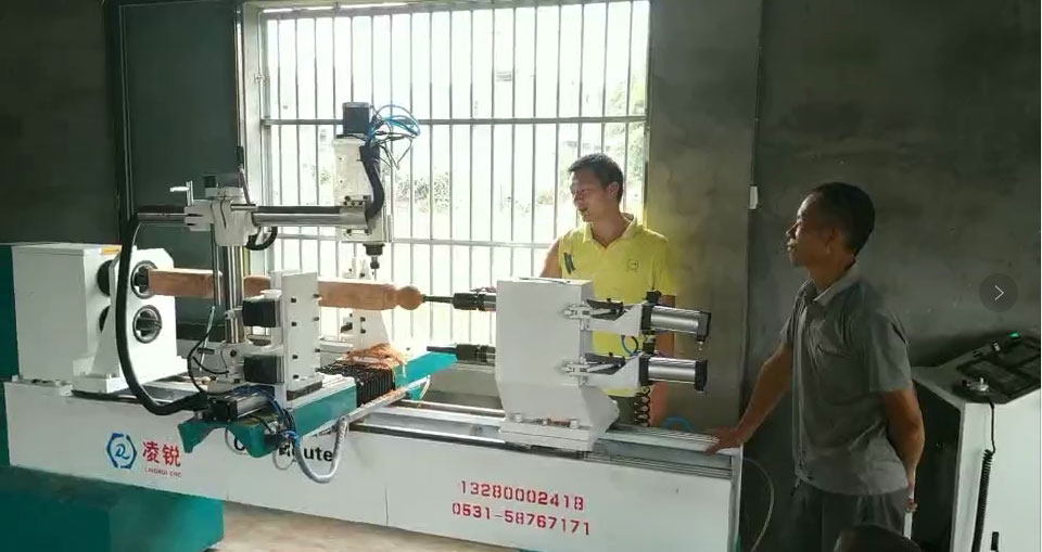 廣西靈川的客戶訂購(gòu)的一臺(tái)凌銳雙軸雙圓雕帶平雕數(shù)控木工車床